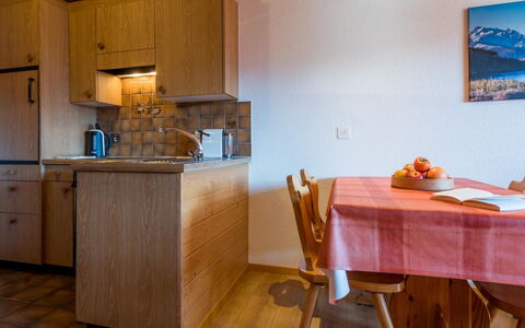 Südlenz 32 3. Og Süd: Ejendom, Cabinetry, Bord, Countertop, Køkken Apparat, Bygning, Træ, Køkkenvask, Indretning, Håndvask