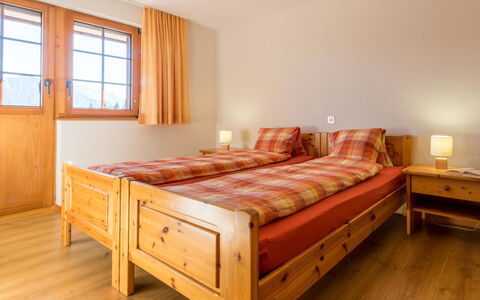 Südlenz 32 3. Og Süd: Møbel, Vindue, Bygning, Komfort, Træ, Belysning, Orange, Bed Frame, Indretning, Hus