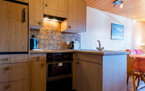 Südlenz 32 3. Og Süd: Cabinetry, Countertop, Bygning, Køkken, Træ, Køkken Apparat, Indretning, Arkitektur, Gulvbelægning, Husholdningsapparat