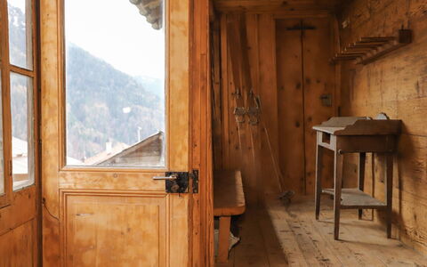 Chalet Pierre Fleur: Plante, Vand, Ejendom, Møbel, Bygning, Bord, Vindue, Azure, Stol, Indretning