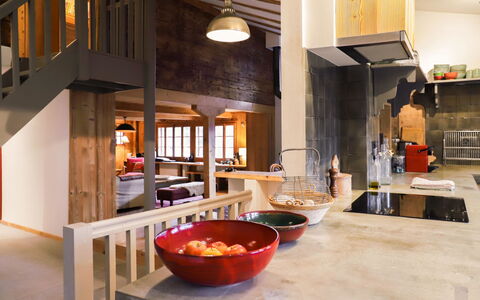 Chalet Pierre Fleur: Plante, Vand, Ejendom, Møbel, Bygning, Bord, Vindue, Azure, Stol, Indretning