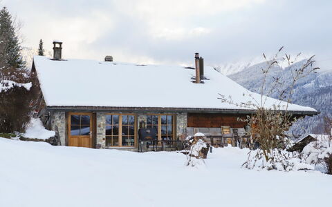 Chalet Pierre Fleur: Plante, Vand, Ejendom, Møbel, Bygning, Bord, Vindue, Azure, Stol, Indretning