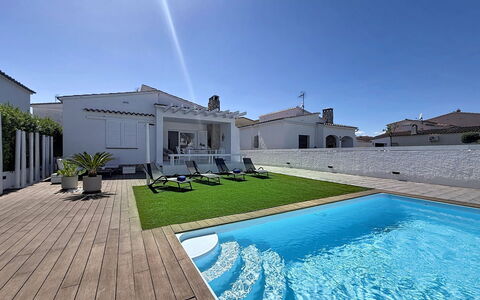Otlo: Svømmepøl, Boligområde, Hjem, Udvej, Estate, Villa, Skygge, Hotel, Gårdsplads, Hacienda