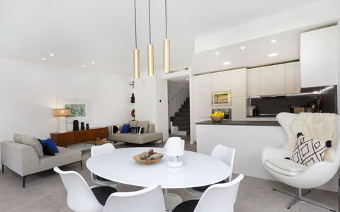 Alyssa: Bord, Møbel, Couch, Stol, Bygning, Komfort, Stue, Etage, Bildesign, Hus