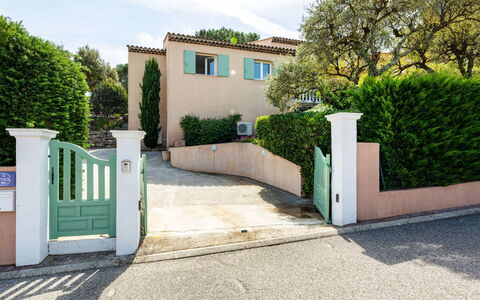 Villa les 4 B: Plante, Vand, Ejendom, Møbel, Bygning, Bord, Vindue, Azure, Stol, Indretning