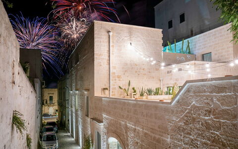 Vico Bianco Raro Rooms: Bygning, Lys, Belysning, Plante, Facade, Urban Design, Vindue, Træ, City