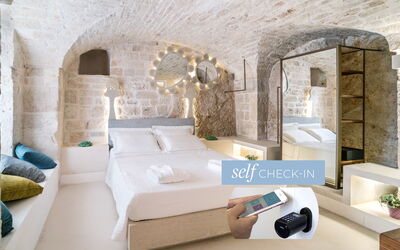 Room Romantic Grotta dei Millenari 6: Møbel, Couch, Komfort, Indretning, Stue, Hus, Bed Frame, Bygning, Lampe, Træ