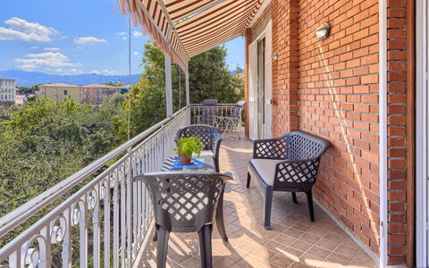 Villa La Rodina - Diano Marina: Ejendom, Bygning, Himmel, Plante, Sky, Blomsterkrukke, Indretning, Veranda, Skygge, Træ