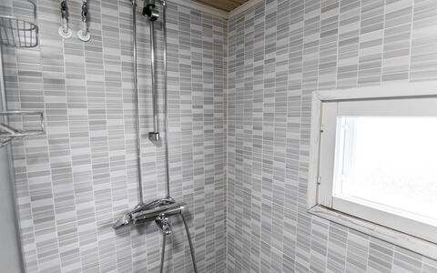 Anttoora A-Sauna: Væg, Gulvbelægning, Sanitærarmatur, Etage, Indretning, Flise, Badeværelse, Vvs, Kompositmateriale