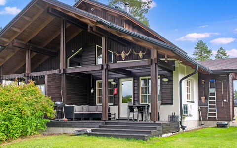 Tahkon Klubitie 4 a: Bygning, Træ, Tag, Hus, Hjem, Veranda, Sommerhus, Sidespor, Arkitektur, Dør