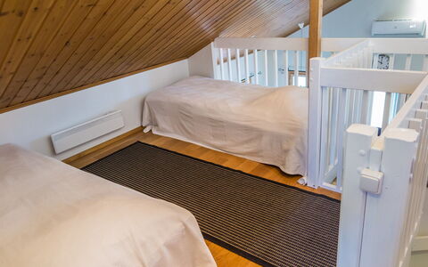 Tahkon Klubitie 4 a: Træ, Sommerhus, Bejdse, Hårdttræ, Bjælkehytte, Planke, Loft, Naturmateriale, Tømmer, Garden Bygninger