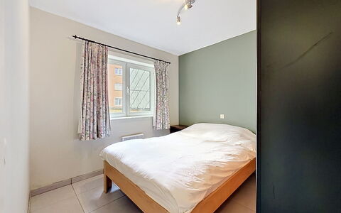 Westhinder with Balcony: Indretning, Væg, Gulvbelægning, Etage, Loft, Træ, Værelse, Seng, Soveværelse, Møbel