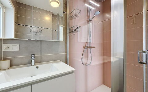 Westhinder with Balcony: Badeværelse, Sanitærarmatur, Indretning, Gulvbelægning, Etage, Tap, Håndvask, Vvs, Badeværelsesvask, Bruser