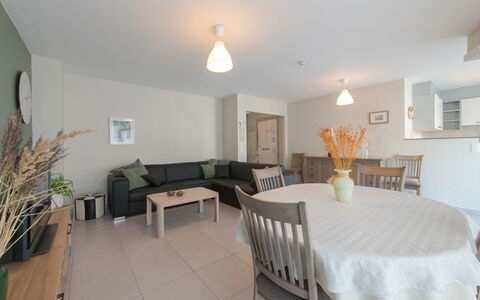 Westhinder with Balcony: Bord, Møbel, Ejendom, Plante, Billedramme, Træ, Couch, Belysning, Stol, Indretning