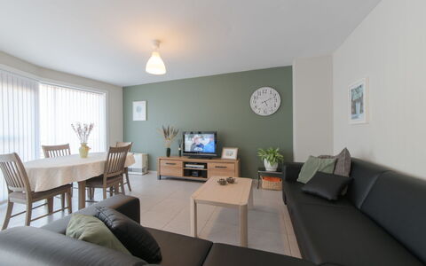Westhinder with Balcony: Møbel, Bygning, Billedramme, Bord, Couch, Stueplante, Plante, Vindue, Komfort, Window Blind
