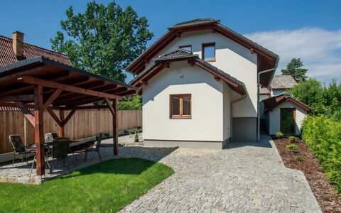 Dehtáře: Plante, Bygning, Vindue, Blomst, Træ, Sky, Træ, Land Lot, Hus, Hældning