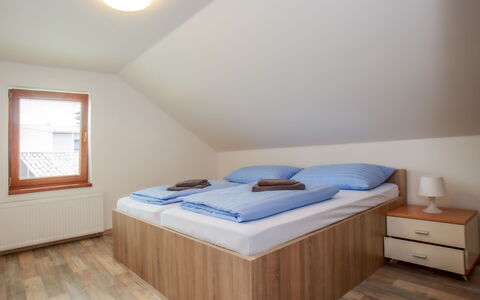 Dehtáře: Møbel, Bygning, Vindue, Cabinetry, Komfort, Træ, Indretning, Bed Frame, Hus, Skuffe