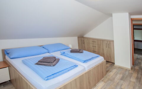 Dehtáře: Møbel, Ejendom, Komfort, Bygning, Træ, Cabinetry, Hus, Indretning, Etage, Bed Frame