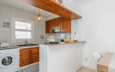 Flamicell: Countertop, Cabinetry, Møbel, Tap, Ejendom, Bygning, Håndvask, Komfur, Køkken, Sanitærarmatur