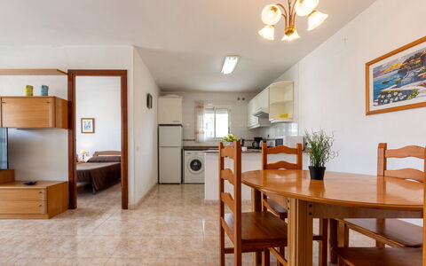 Living Park: Bord, Møbel, Cabinetry, Stol, Træ, Indretning, Etage, Billedramme, Stueplante, Stue