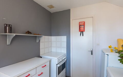 Villa la Fourmi: Ejendom, Cabinetry, Bygning, Orange, Indretning, Gulvbelægning, Arkitektur, Træ, Etage