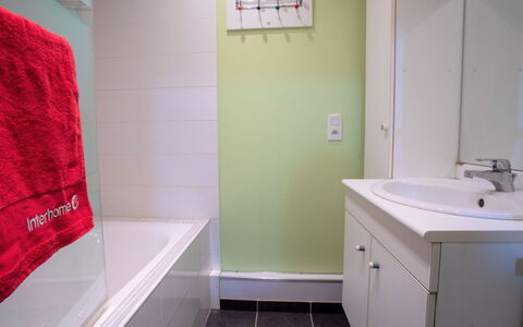 Ty Coz: Håndvask, Ejendom, Sanitærarmatur, Purple, Badeværelsesskab, Badeværelse, Arkitektur, Indretning, Etage