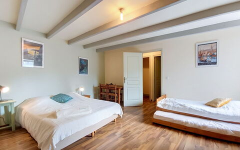 Ty Coz: Seng, Møbel, Indretning, Etage, Gulvbelægning, Soveværelse, Væg, Træ, Sengetøj, Loft