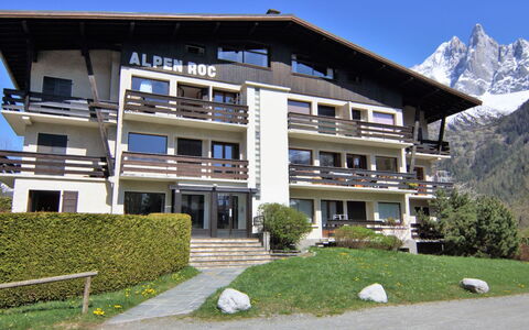 Alpen Roc: Himmel, Plante, Bygning, Ejendom, Bjerg, Vindue, Land Lot, Træ, Hældning, Hus