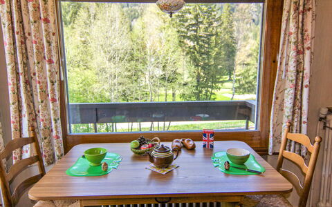 Alpen Roc: Bord, Møbel, Bygning, Ejendom, Plante, Vindue, Bordservice, Grøn, Træ, Træ
