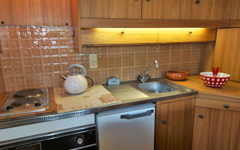 Alpen Roc: Cabinetry, Countertop, Ejendom, Køkkenvask, Køkken Apparat, Køkken, Komfur, Træ, Husholdningsapparat, Belysning