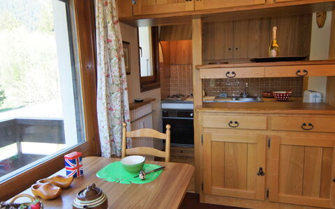 Alpen Roc: Cabinetry, Møbel, Bord, Ejendom, Bordservice, Plante, Countertop, Bygning, Køkkenvask, Håndvask
