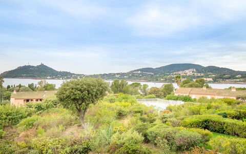 Agay Plage: Himmel, Sky, Plante, Vand, Bjerg, Naturlige Landskab, Highland, Coastal Og Oceaniske Landskabsformer, Træ, Græs