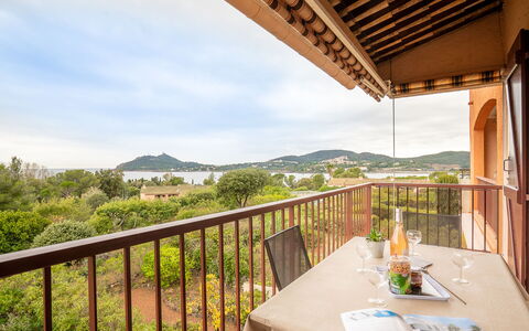 Agay Plage: Himmel, Bord, Plante, Sky, Bygning, Træ, Træ, Indretning, Veranda, Stol