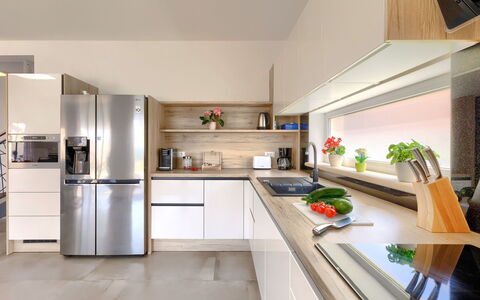 Villa Edi: Cabinetry, Countertop, Køkken Apparat, Komfur, Køkken, Bygning, Plante, Træ, Husholdningsapparat, Større Bandage