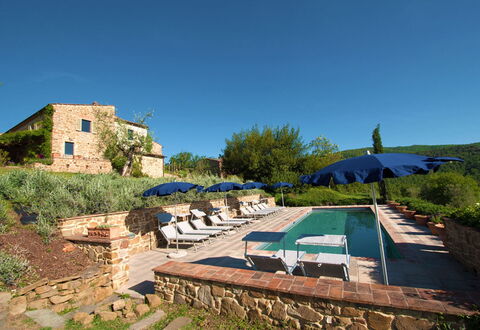 Villa Badia: Plante, Himmel, Plantesamfund, Azure, Land Lot, Træ, Skygge, Bord, Udendørs Møbler, Græs