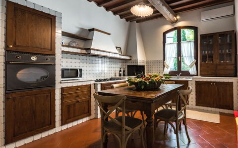 Le Due Ville: Countertop, Cabinetry, Møbel, Ejendom, Køkken, Træ, Vindue, Belysning, Stol, Køkken Apparat