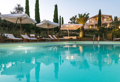 Le Due Ville: Vand, Himmel, Svømmepøl, Bygning, Træ, Plante, Arecales, Paraply, Udendørs Møbler, Fritid