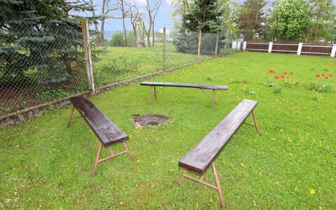 Vlhlavy U Hluboké: Plante, Plantesamfund, Udendørs Bench, Himmel, Træ, Botanik, Udendørs Møbler, Sky, Land Lot, Træ