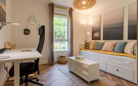 Nouvelle Vague: Bord, Møbel, Ejendom, Træ, Billedramme, Indretning, Belysning, Arkitektur, Etage, Vindue