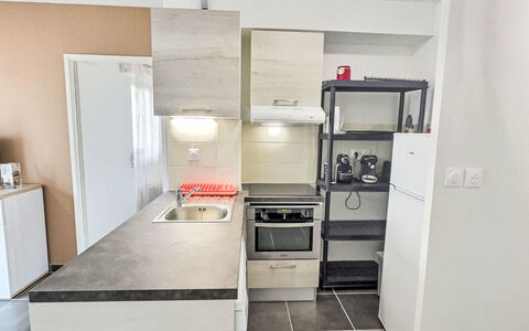 Valras Plage 110: Køkken Apparat, Køkken, Countertop, Større Bandage, Gulvbelægning, Cabinetry, Møbel, Husholdningsapparat, Etage, Indretning