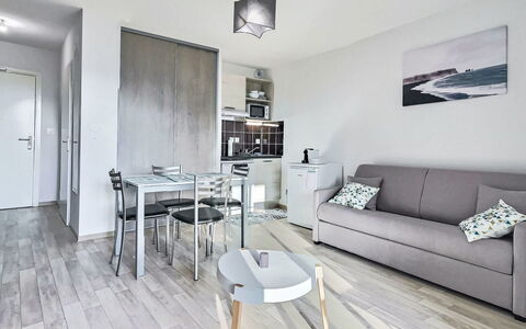 Valras Plage 110: Møbel, Gulvbelægning, Etage, Indretning, Lejlighed, Værelse, Loft, Stol, Couch, Stue
