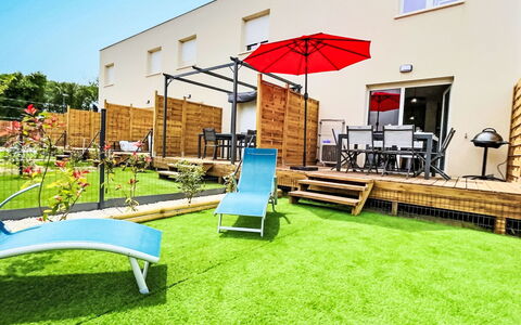 Valras Plage 110: Have, Lawn, Kunstgræs, Backyard, Gård, Udendørs Møbler, Stol, Landscaping, Gårdhave, Gårdsplads