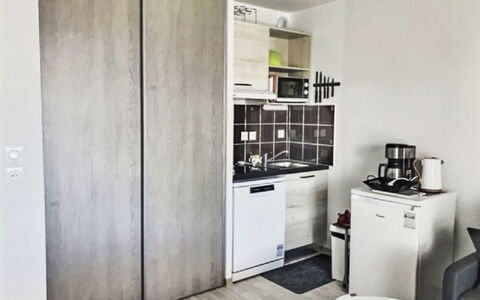 Valras Plage 110: Gulvbelægning, Etage, Indretning, Møbel, Værelse, Lejlighed, Seng, Soveværelse, Cabinetry, Skab