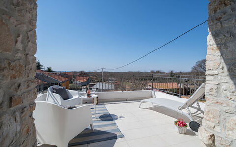 Villa Caterina: Himmel, Plante, Bygning, Daytime, Ejendom, Træ, Urban Design, Kvarter, Boligområde, Vedplante