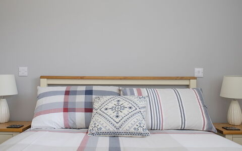 Joan'S House: Møbel, Ejendom, Komfort, Azure, Belysning, Bed Frame, Lampe, Træ, Textile, Indretning
