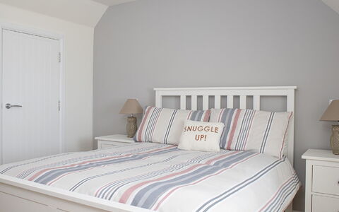 Joan'S House: Møbel, Ejendom, Cabinetry, Komfort, Træ, Textile, Bed Frame, Vindue, Indretning, Dør