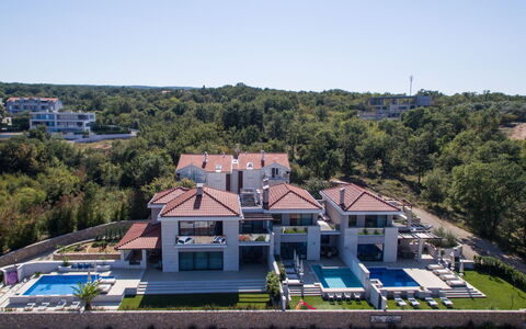 Villa Prestige: Himmel, Plante, Bygning, Daytime, Ejendom, Vindue, Træ, Arkitektur, Urban Design, Fritid