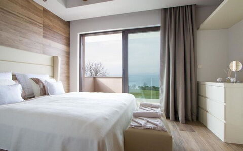 Villa Prestige: Møbel, Cabinetry, Hvid, Bygning, Komfort, Azure, Træ, Skygge, Textile