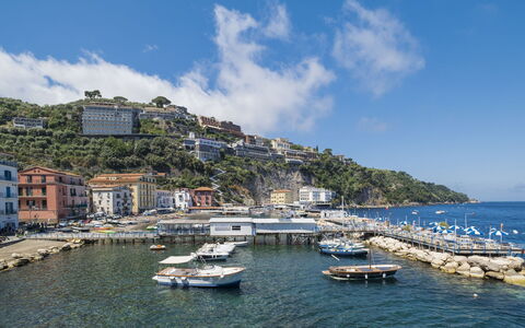 Sorrento Shore: Vand, Himmel, Båd, Sky, Bygning, Vandfartøjer, Køretøj, Azure, Coastal Og Oceaniske Landskabsformer, Sø