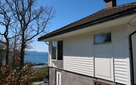Villa Hjartnes: Himmel, Bygning, Plante, Ejendom, Vindue, Træ, Hus, Træ, Arkitektur, Skygge